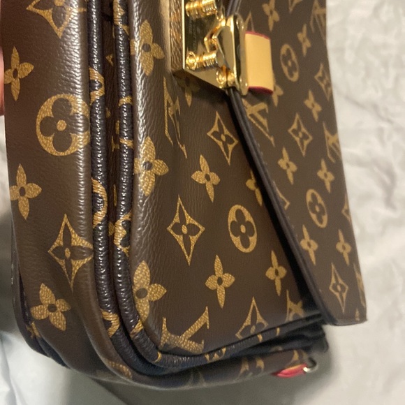Louis V purse - Picture 7 of 11